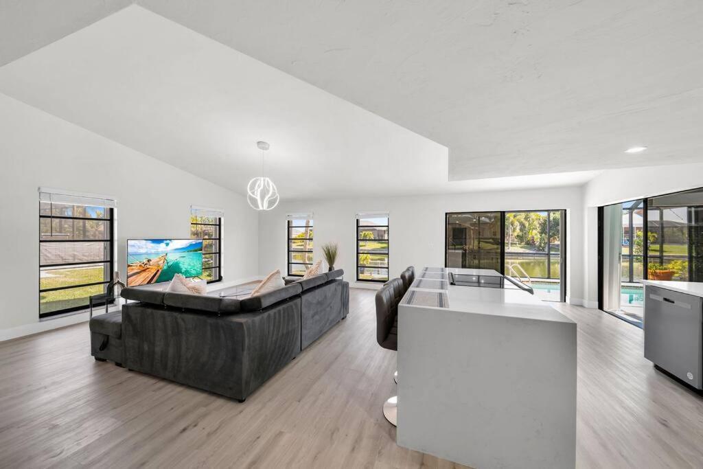 Luxury Waterfront Haven In Cape Coral - Dog-Friendly Escape With Private Pool Villa Екстериор снимка