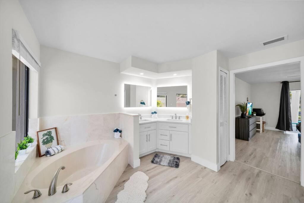 Luxury Waterfront Haven In Cape Coral - Dog-Friendly Escape With Private Pool Villa Екстериор снимка