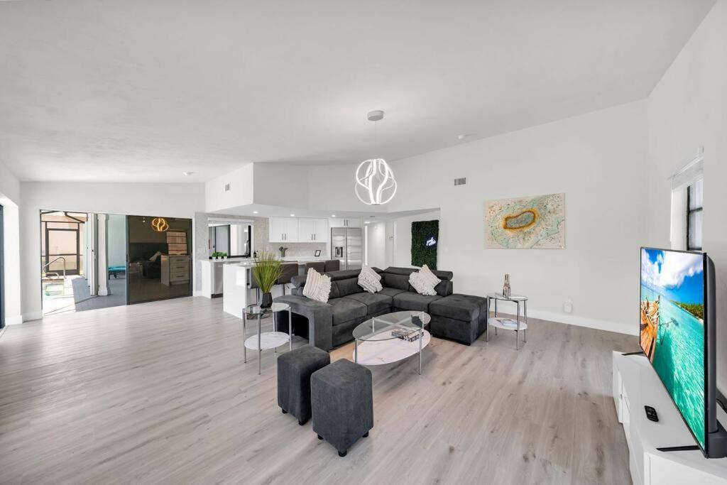 Luxury Waterfront Haven In Cape Coral - Dog-Friendly Escape With Private Pool Villa Екстериор снимка