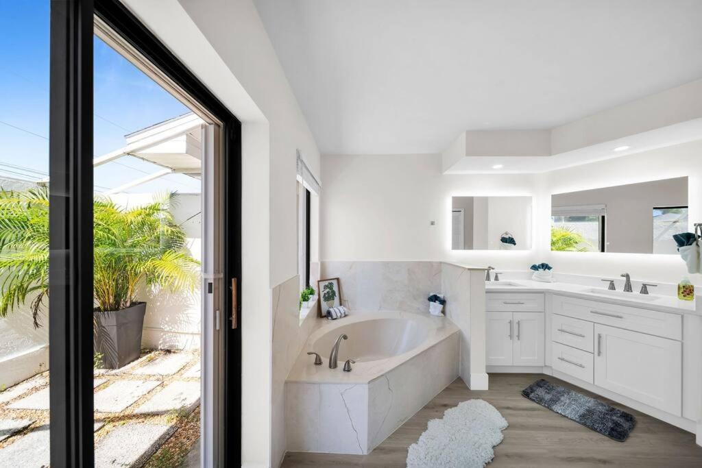Luxury Waterfront Haven In Cape Coral - Dog-Friendly Escape With Private Pool Villa Екстериор снимка